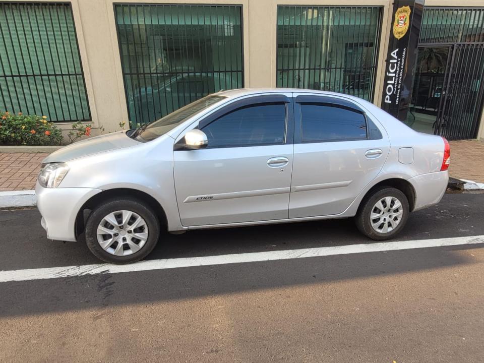 Foto 2 de 2 — Carro dublê é apreendido em Araraquara